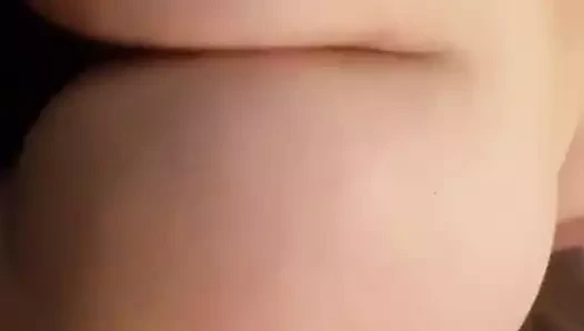 Katie kıçını sallıyor