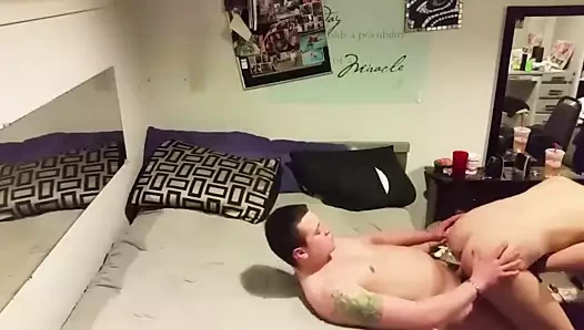 il baise sa femme devant son mari