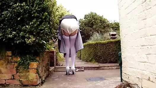 Bahçede beyaz çorap ve saten külot