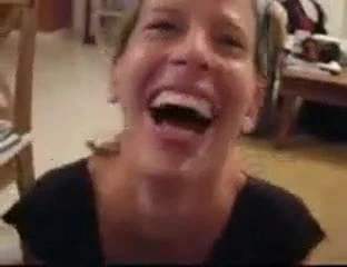 Çenesine ve ağzına boşalmanın komik olduğunu düşünüyor