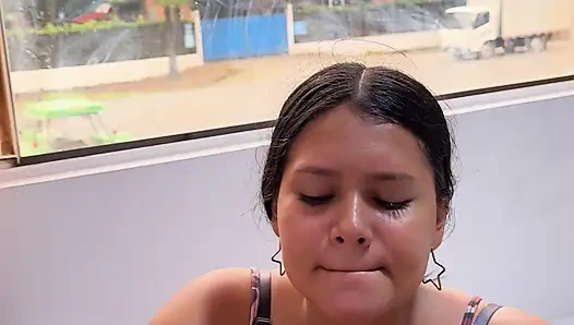 Herkes pencerenin yanından geçerken beni penisime atlatmayı çok seviyor