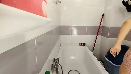 Amateur mom shaves her pussy hair.