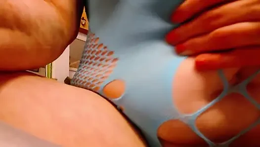 1427 seksi Amerikalı gilf dawnskye romper'ını gösteriyor