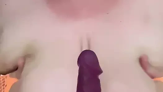 İri güzel kadın Amber küçük dildo emiyor ve gırtlağına kadar sokmayı öğreniyor