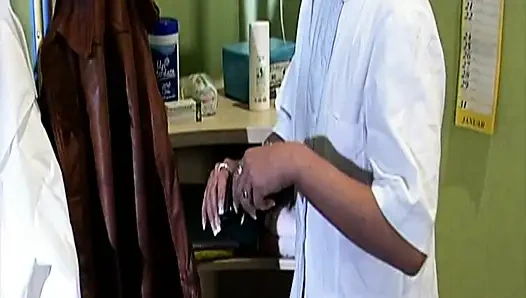 Kıllı çalılı sarışın Alman ateşli anne nostaljik anal seks yapıyor