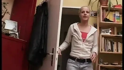 Azgın sarışın büyük bir dildoyla pirsingli amını sikiyor