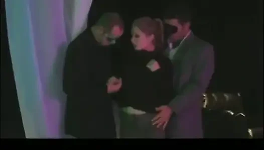 Yeşil odada çılgın seksten sonra adam sürtüğün güzel göğüslerine boşalıyor