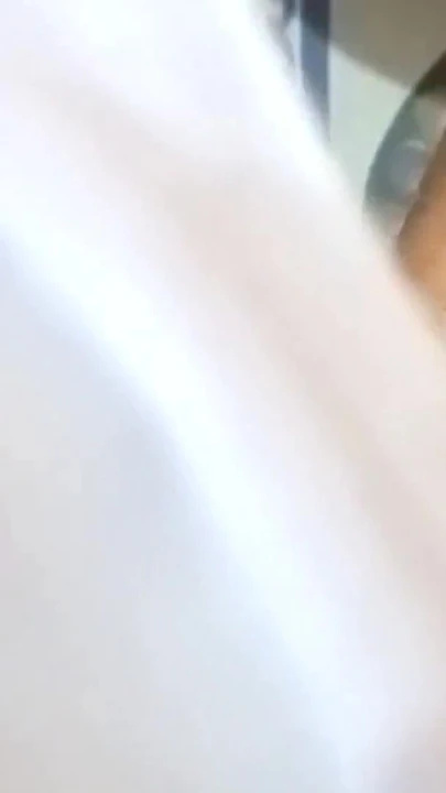 Hizmetçi temizlik odamda mastürbasyon yaparken hintli seks videosunu parmaklarken yakaladım hintçe edepsizce konuşuyor tam video | Klip 1