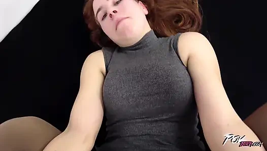 Külotlu çoraplı kız ereksiyon halindeki bazuka üzerinde oturmak için bacaklarını açacak