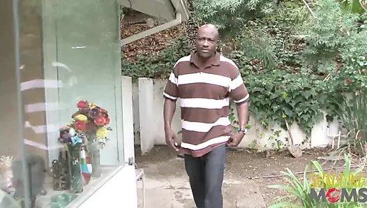 Orta yaşlı seksi kadın ve kızı üçlü grup sekste büyük siyah yarağı sikiyor