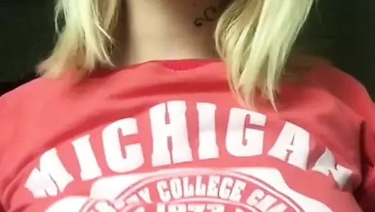 Sarışın anne sıcak göğüslerini gösterir