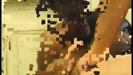 Azgın zenci kadın mutfak masasında güzel beyaz piliç Lena Ramon'un sikini sikiyor