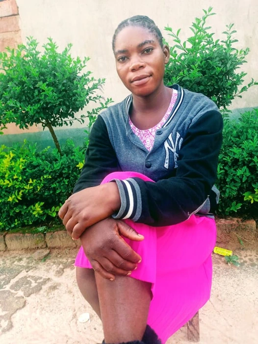 Zambian'ın pahalı ayakkabılarını gösteriyor