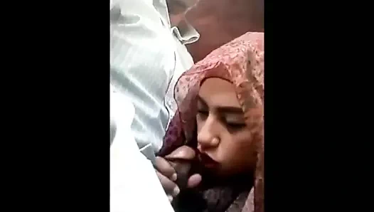 Arap tesettürlü kadın arabada emiyor