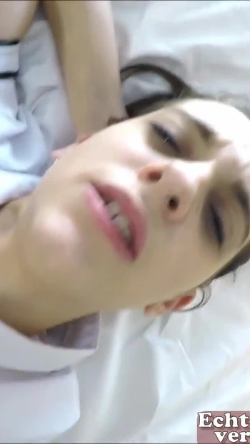 Потрясающий момент от "Немецкая молодая миниатюрная 18-летняя 18-летняя впервые глотает порно"