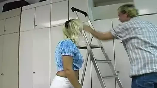 süper iyi görünümlü alman sarışın alır onu ağız kapalı ile sıcak cum