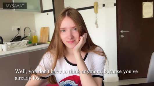 Üvey kız kardeş satrançta kayboldu ve amına iki kez boşalıyor