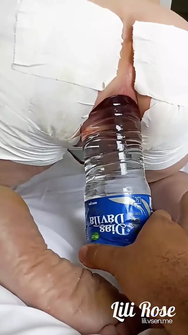 1L şişeyle götümü sikiyorum