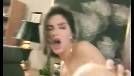 Seksi çoraplı muhteşem esmer oyuncu seçmelerinde sikiliyor
