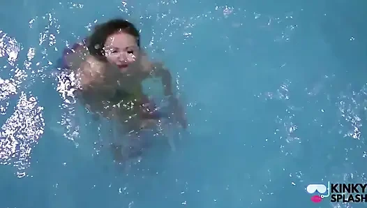 Tutsak deniz kızı havuzda seni azdırıyor