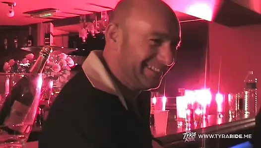 Çıplak çiftler ve direk dansı ile vahşi eş değiştirme kulübü gecesi