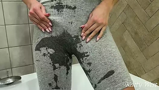 Dayanamadı ve şortla işedi