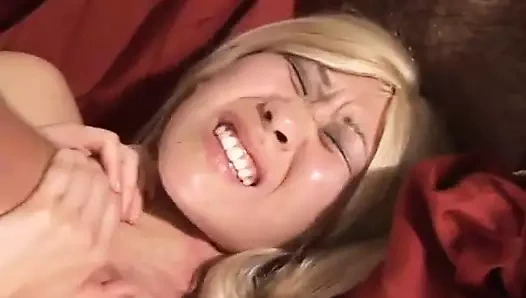 Asyalı güzellik sıkı amcığıyla beyaz adamlara sert kalın yarak üzerinde zıplıyor