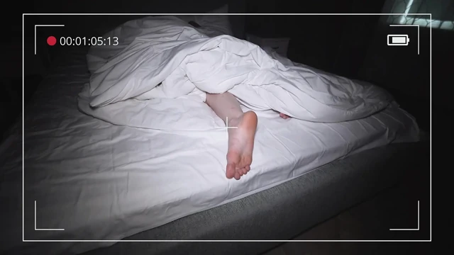 Üvey erkek kardeş üvey kız kardeşlerini sikmek için geceleri gelmeyi seviyor