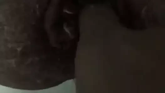 Erkek kardeşimin etli götüne yumruk sokuyorum