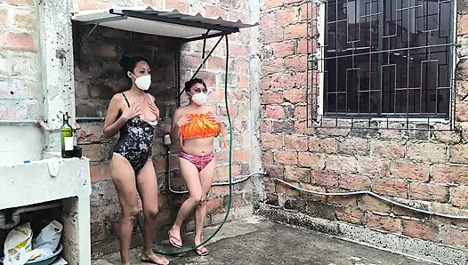 Mahallelerinin duşunda olgun ve cinsel vücutlarını ıslatıyorlar.