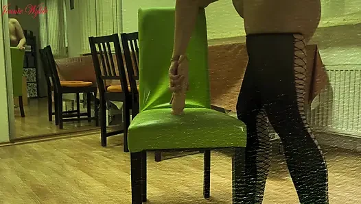 Yeşil sandalye dildoya biniyor