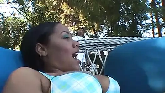 Siyah çiftin arasında çim sikişi