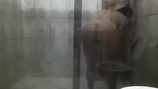 Büyük bir çift, büyük göt ve büyük yarakla banyoda bölüm 1 seks.