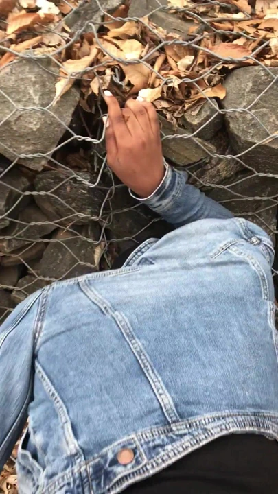 Onunla iz üstünde tanıştım