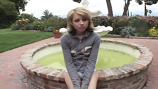 Sıska sarışın büyük yarakları emiyor ve sonra ağzına boşaltıyor