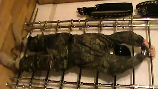 Asker kölesi şebekeye zincirlendi