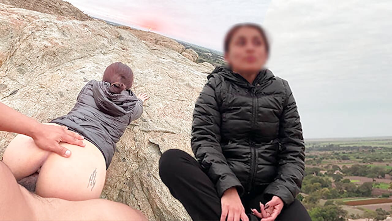 En iyi arkadaşımın kız arkadaşını Scream Mountain'da yürüyüşe davet ettim.
