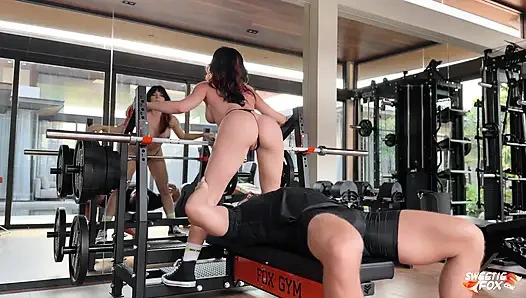 Fitness esmer yüze oturma, gırtlağına kadar alıyor ve spor salonunda ağzına boşalana kadar tutkulu sikişiyor