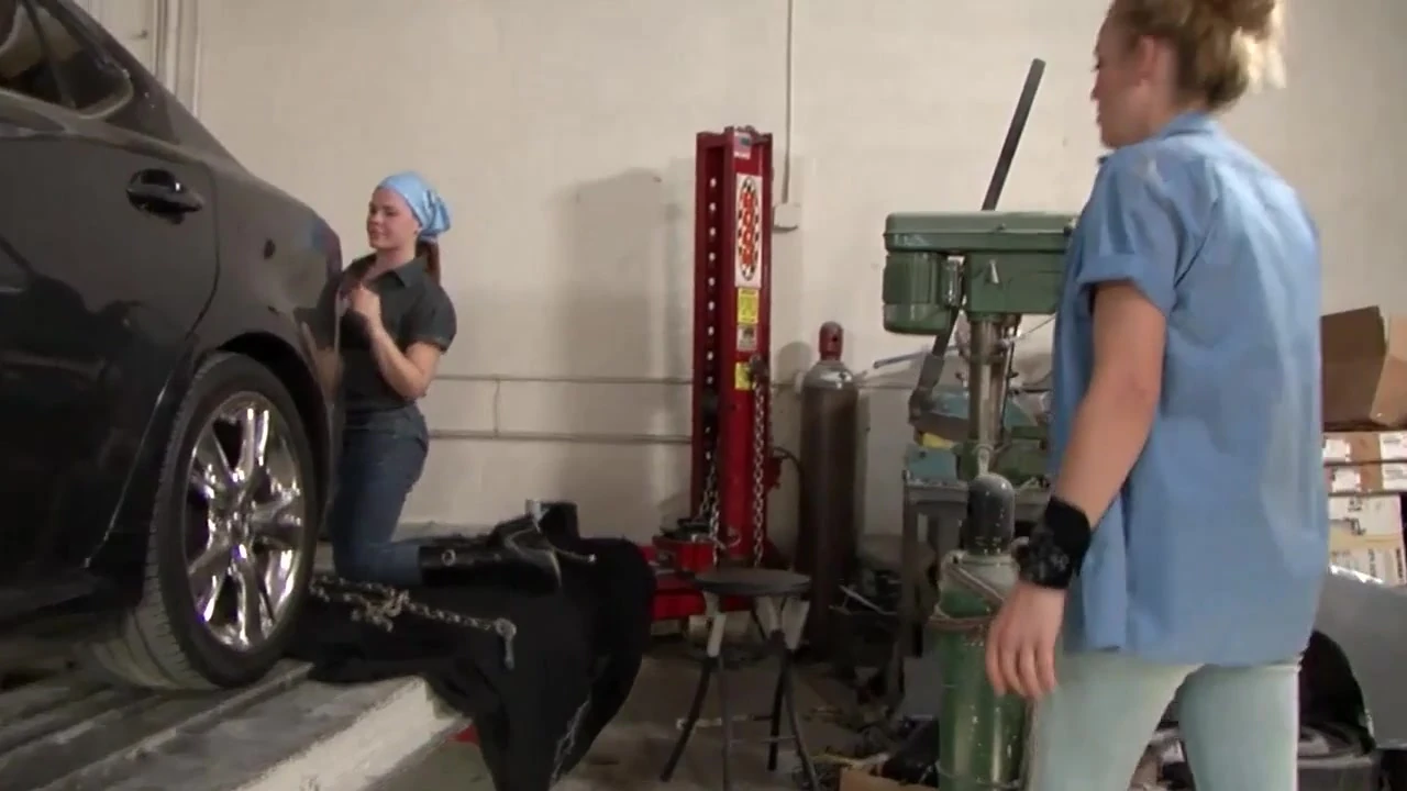 तुम्हारी बड़ी चूत के अंकुर के लिए मेरी हॉट जीभ