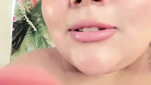 İri güzel kadın sahibe dev bir dildo sokuyor ve kamera önünde ona mastürbasyon yapıyor.