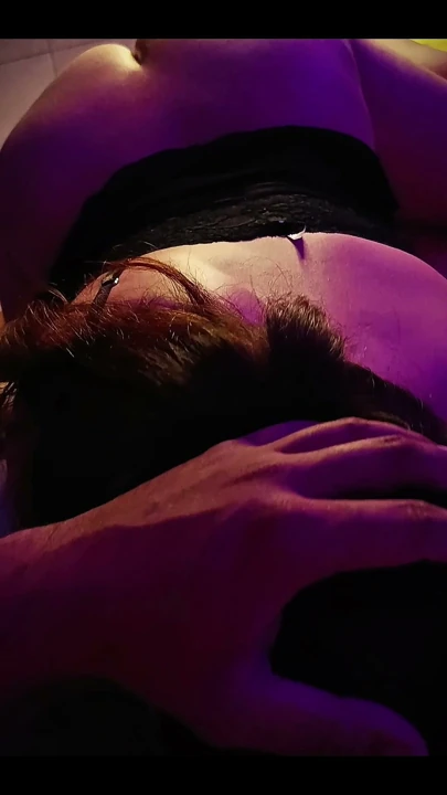 Lily sabahın çok erken saatlerinden itibaren penis emmeyi sever ....