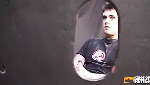 Genç adam mastürbasyon yapıyor ve sikiş deliğinden adamın ağzına boşalıyor