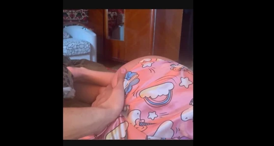 Hintli üvey erkek kardeş üvey kız kardeşini soyunuyor ve Hintli porno videosunu sikiyor