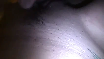 Adam kedi üzerine boşalır ve onu yer.