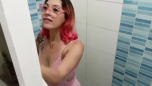 Hizmetçilik işim var ve patronum beni sikiyor