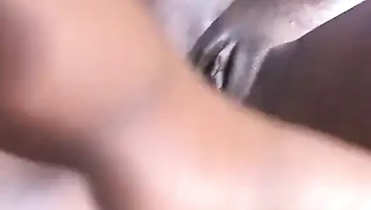 Fileli genç ateşli kız açık havada siyah yarağa binmeyi seviyor