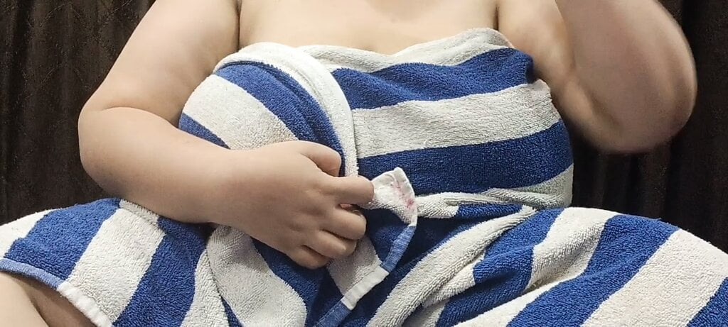 Parmaklar ve kullanılmış yapay penis (gerçek çığda isteyen herkes mevcut)