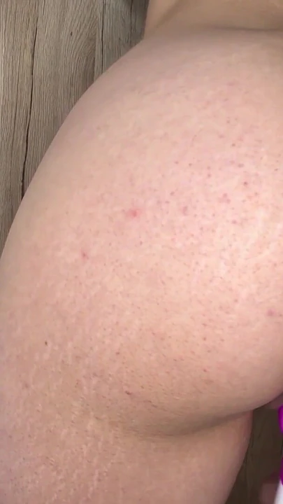 Ключевой момент из "Моя сводная сестра показывает мне вибратор, который он собирается попробовать в ванной".