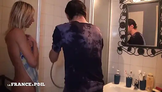 Yaramaz küçük memeli sarışın dildo sikilip döllenmeden önce oynuyor