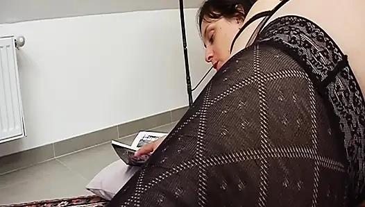 Olgun esmer ıslak anal sekste zonklayan yarakla genişliyor